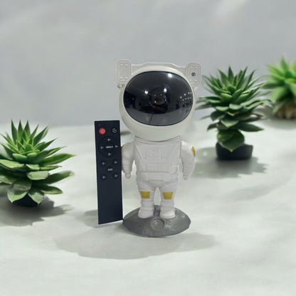 Astronot Gece Lambası – Kumandalı ve Çoklu Işık Modlu